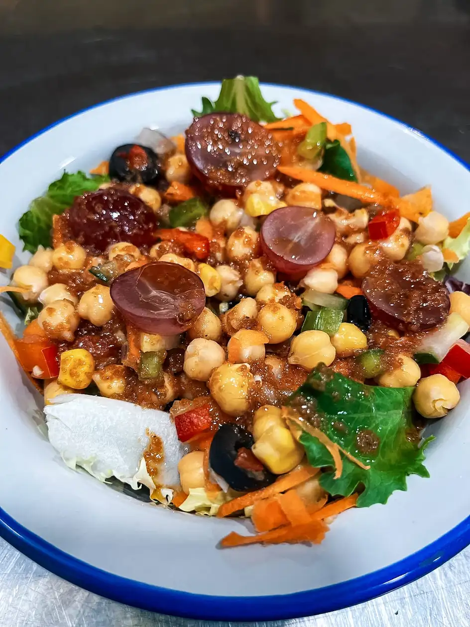 Ensalada de garbanzos con chorizo, uvas, aceitunas y verduras frescas en Restaurante Rebeka en Barcelona