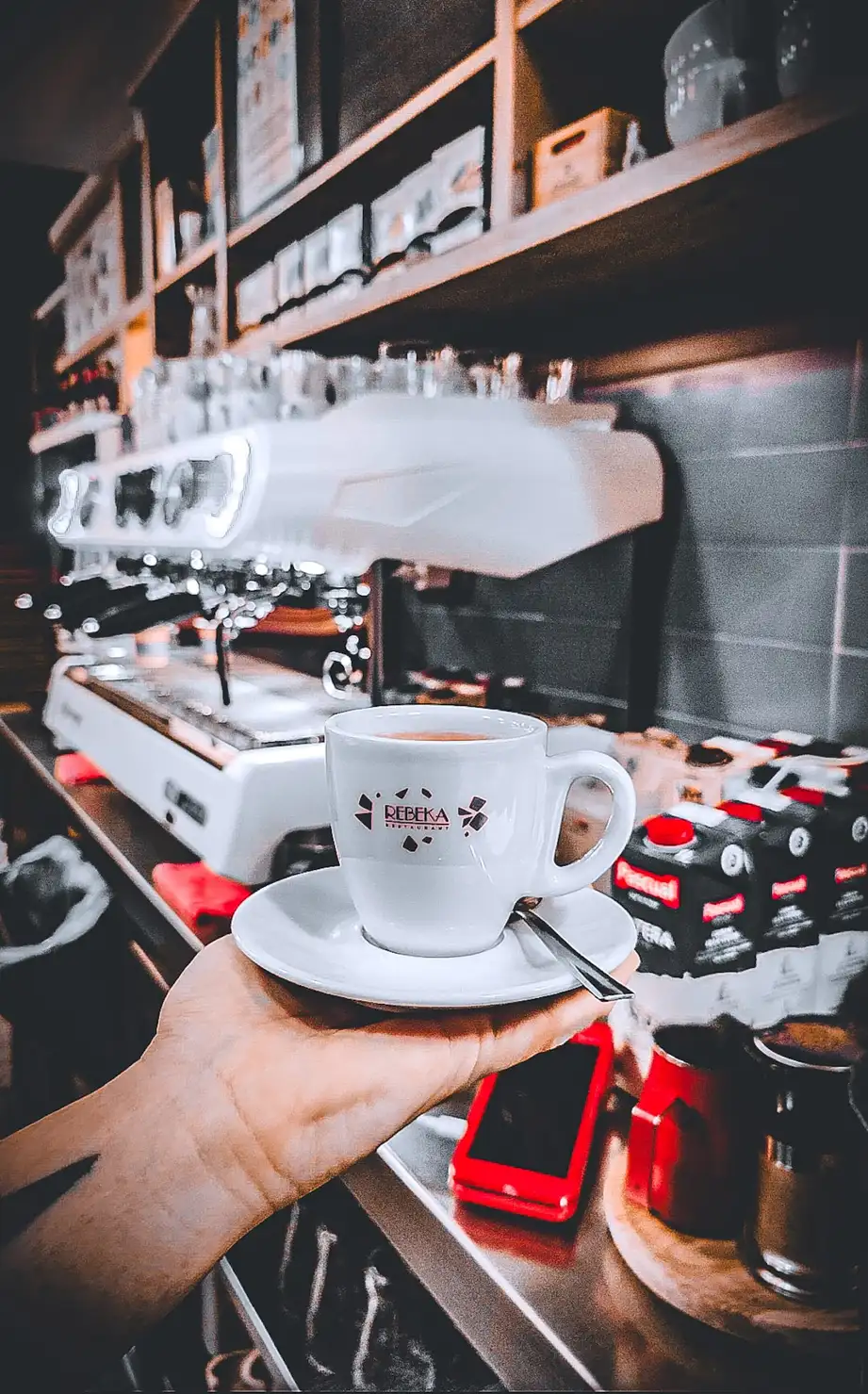 Taza de café solo servida en barra con cafetera profesional en Restaurante Rebeka, cerca de L’Auditori en Barcelona