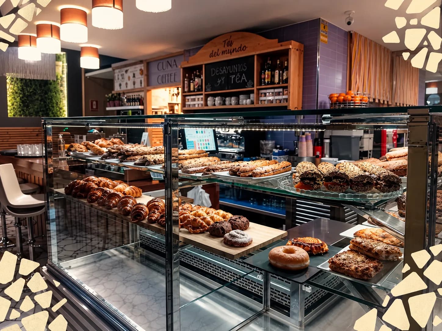 Mostrador de bollería, donuts y bocadillos fríos en la barra de Restaurante Rebeka en Barcelona, con ambiente de cafetería acogedora
