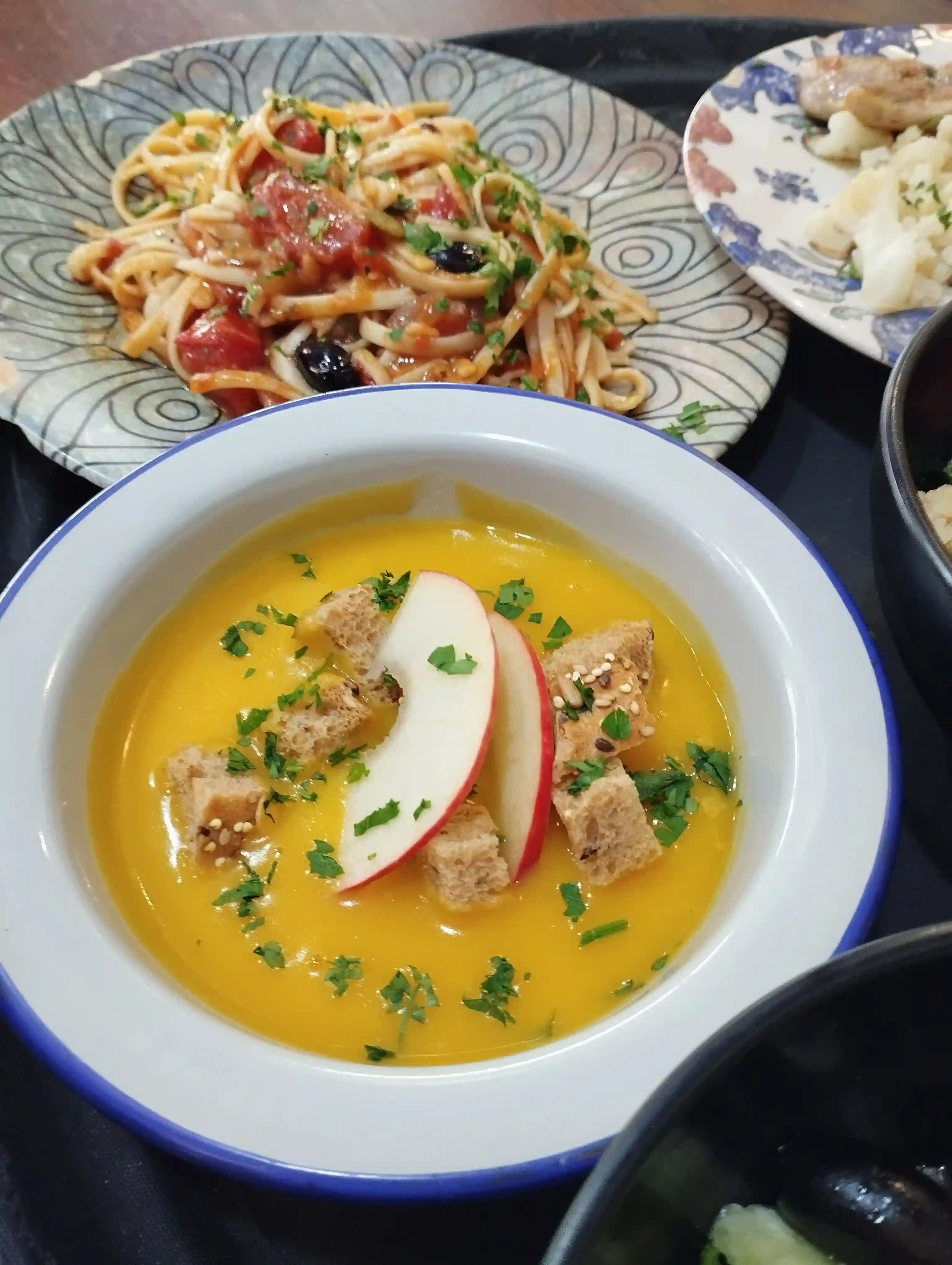 Tiras de ternera salteada sobre crema de pimiento rojo en plato cuadrado en Restaurante Rebeka, cerca de L’Auditori en Barcelona